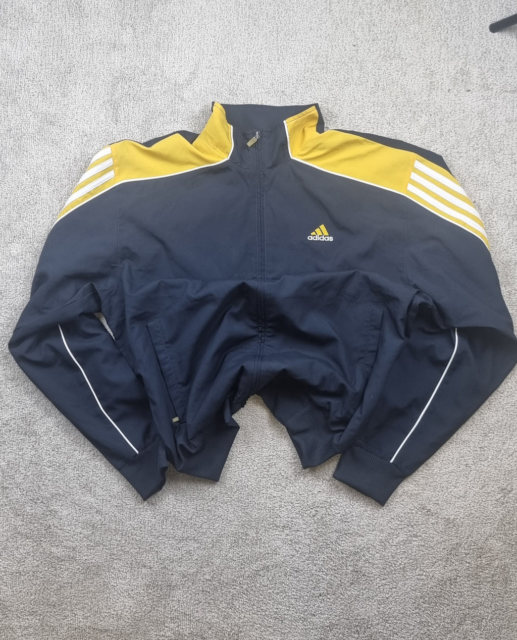 Chaqueta Adidas Track Jacket azul marino y amarilla – Talla M