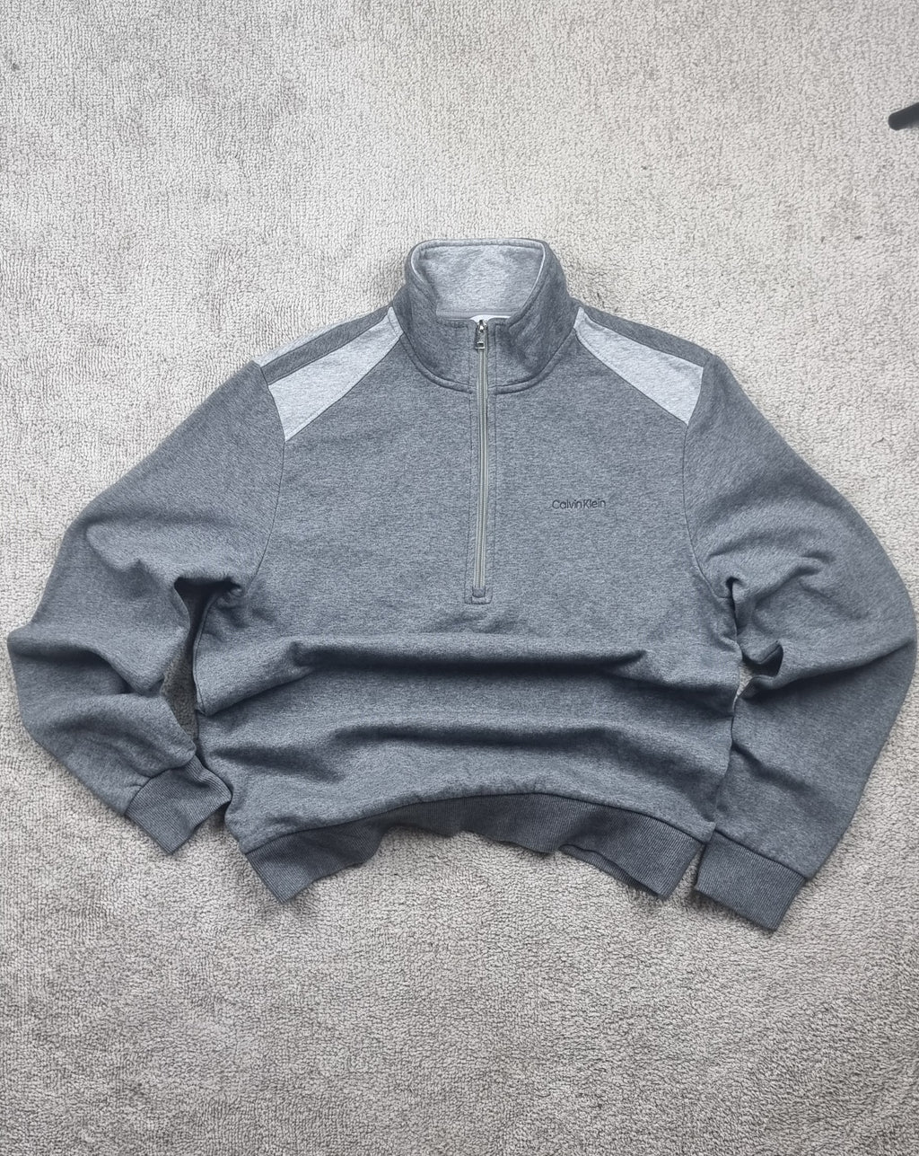 Sudadera Calvin Klein gris con media cremallera talla M
