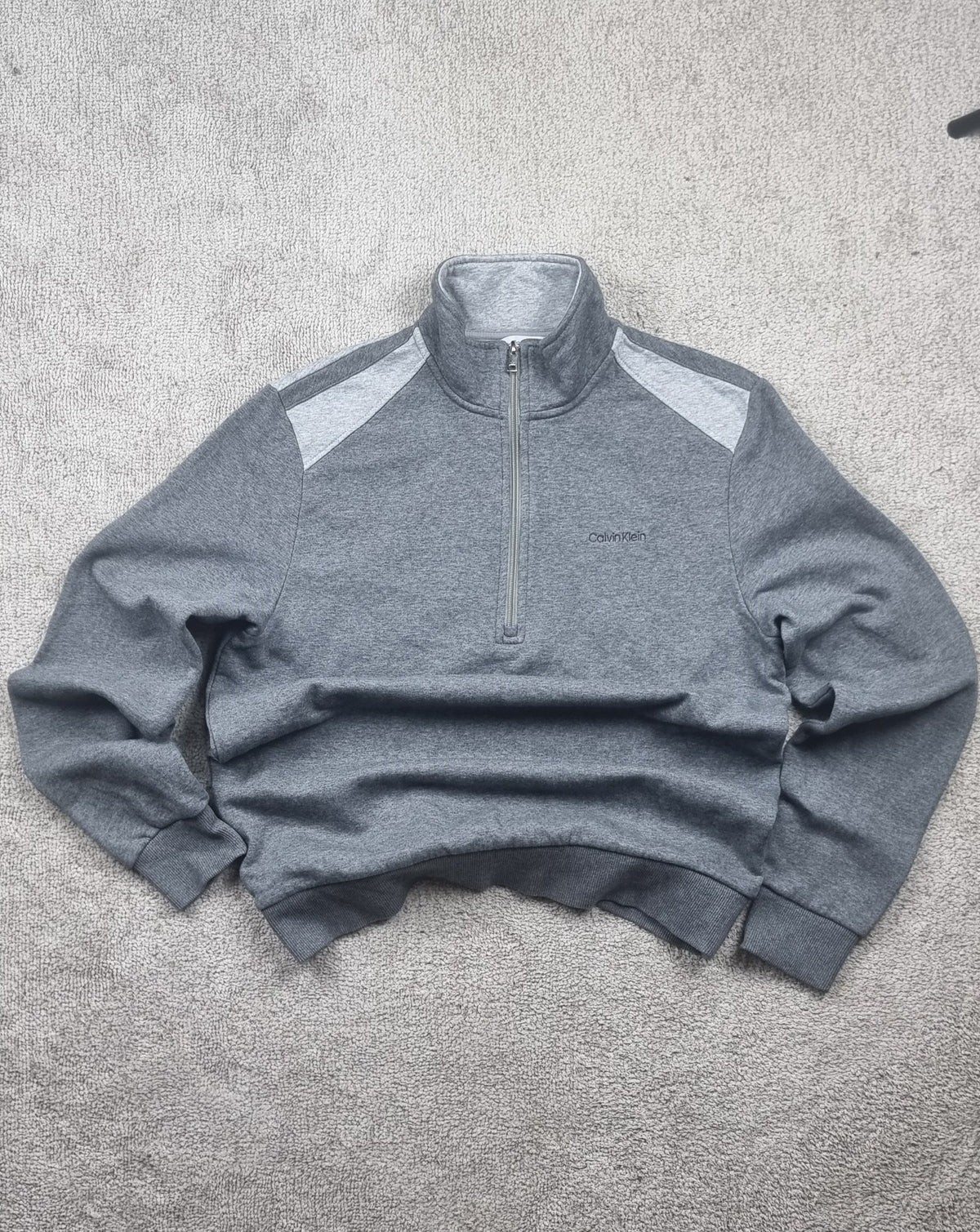 Sudadera Calvin Klein gris con media cremallera talla M