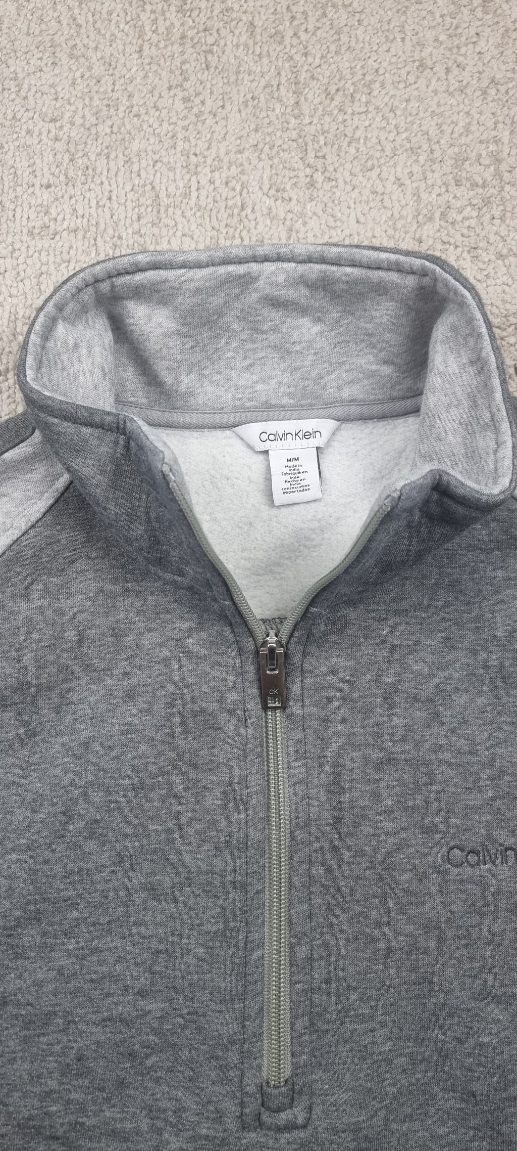 Sudadera Calvin Klein gris con media cremallera talla M