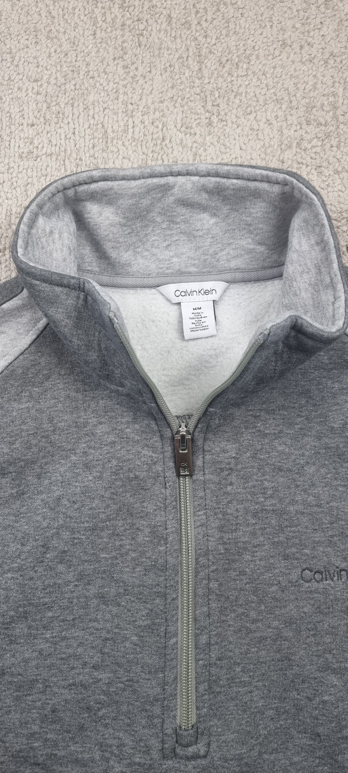 Sudadera Calvin Klein gris con media cremallera talla M