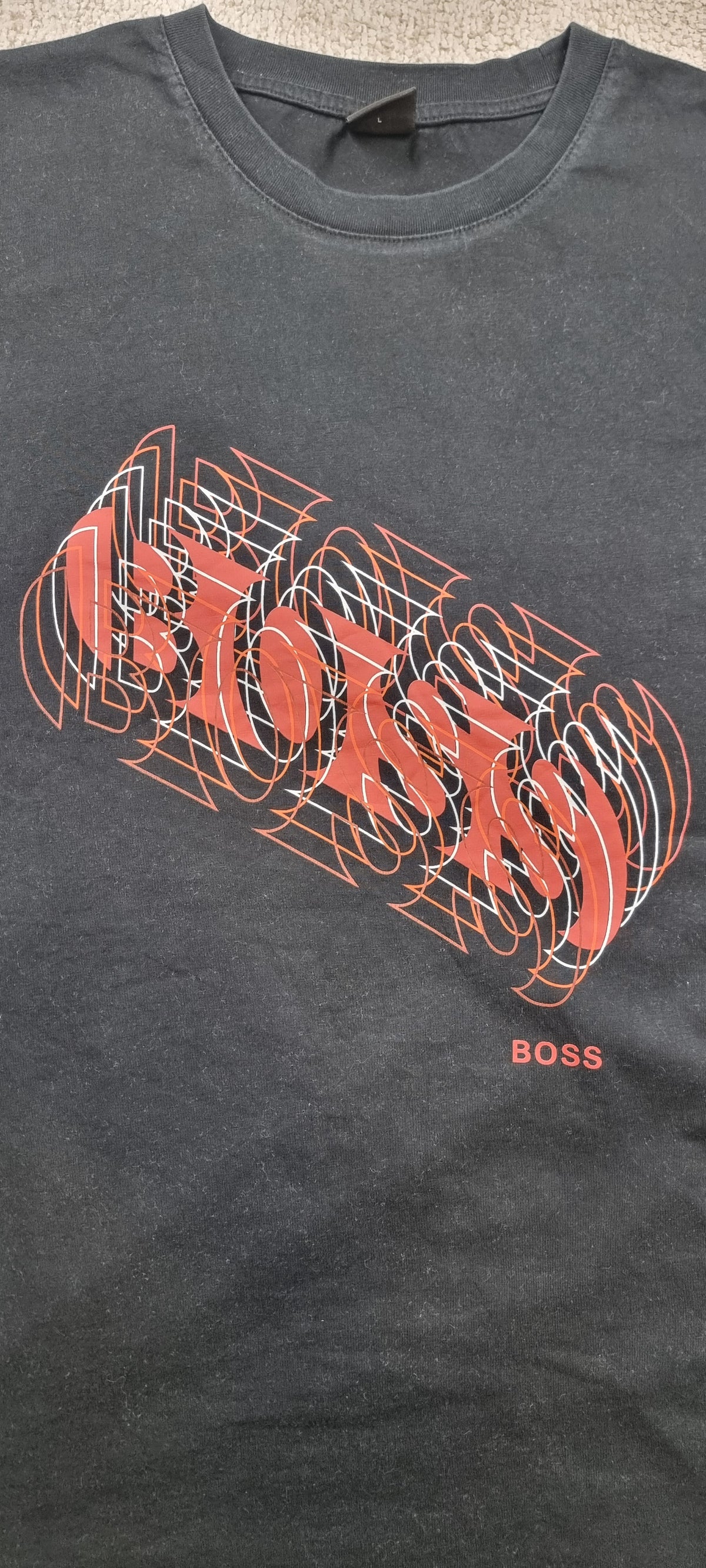 Camiseta BOSS Hugo Boss negra gráfico 3D rojo – Talla aprox. M