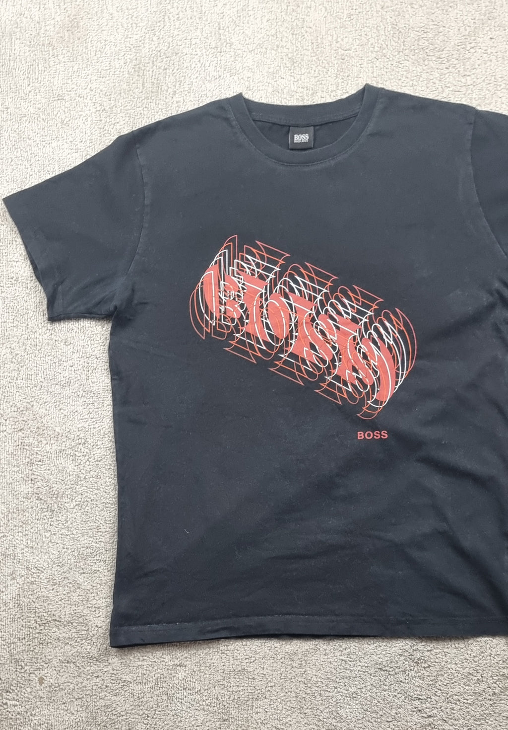 Camiseta BOSS Hugo Boss negra gráfico 3D rojo – Talla aprox. M