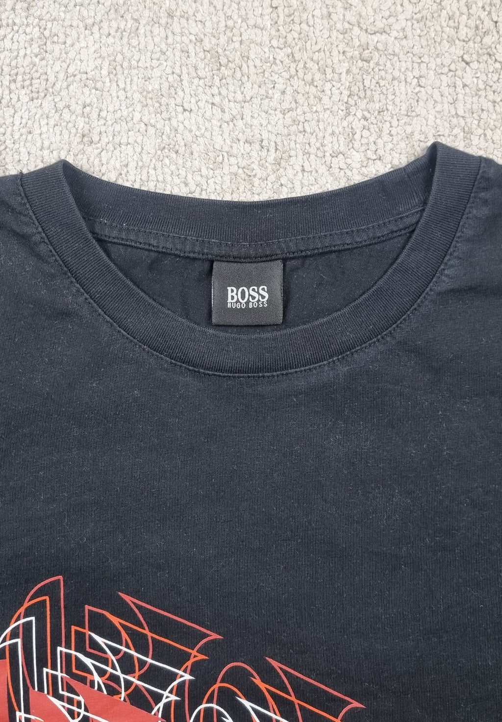 Camiseta BOSS Hugo Boss negra gráfico 3D rojo – Talla aprox. M