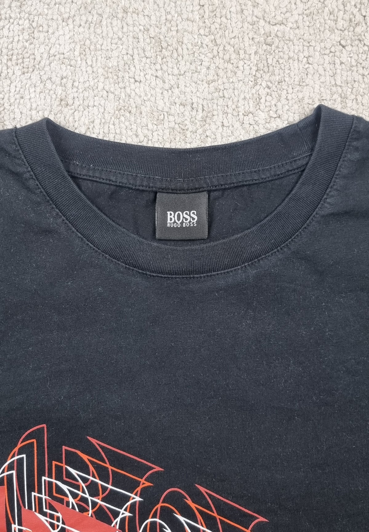 Camiseta BOSS Hugo Boss negra gráfico 3D rojo – Talla aprox. M