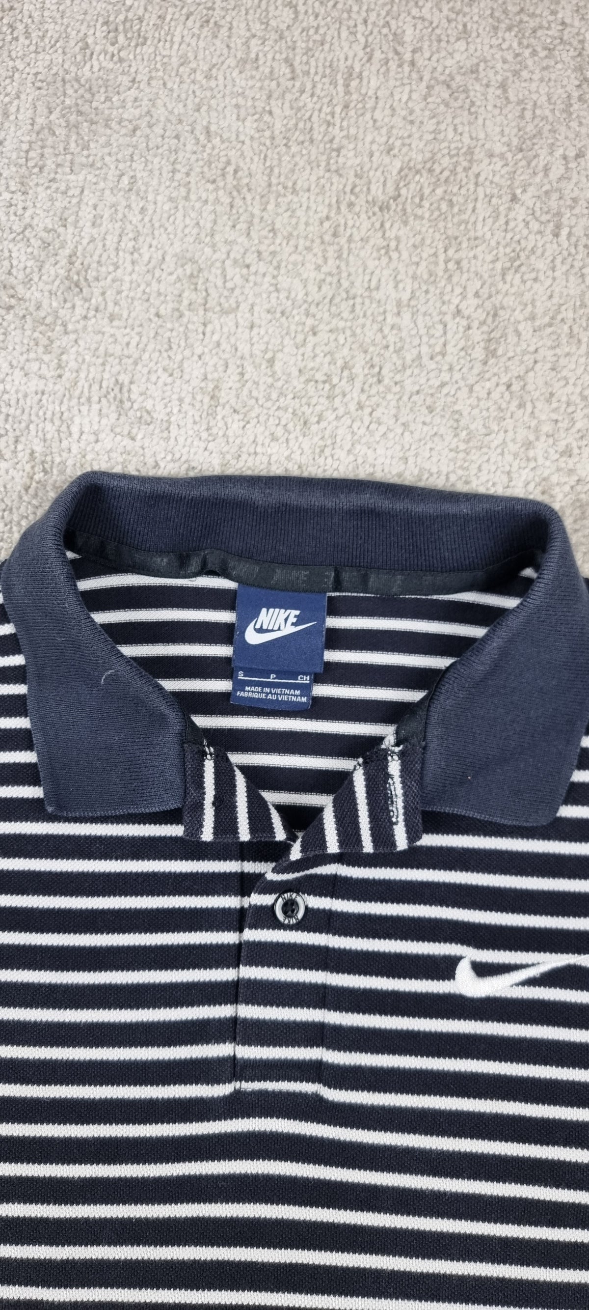 Polo Nike Sportswear de Rayas Azul Marino y Blanco – Talla XS