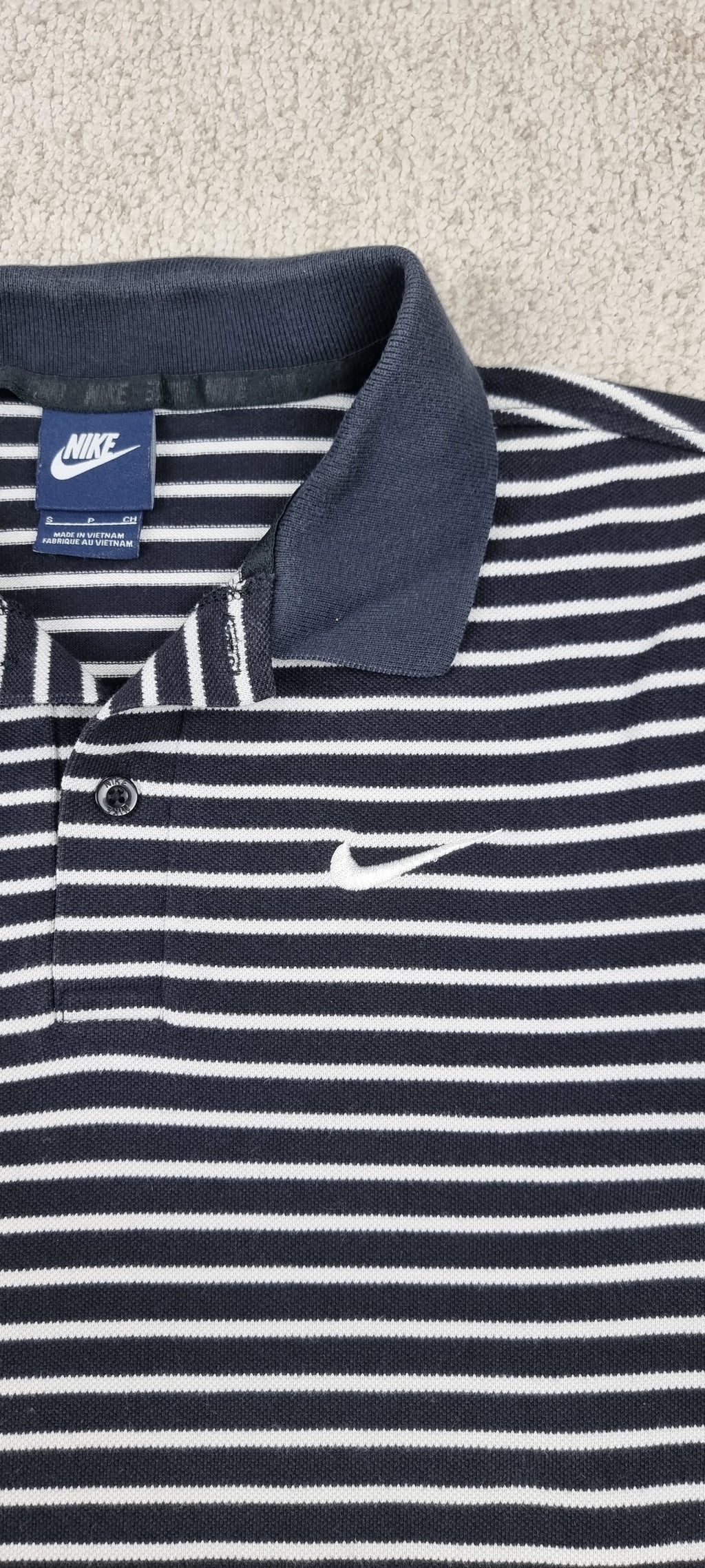 Polo Nike Sportswear de Rayas Azul Marino y Blanco – Talla XS