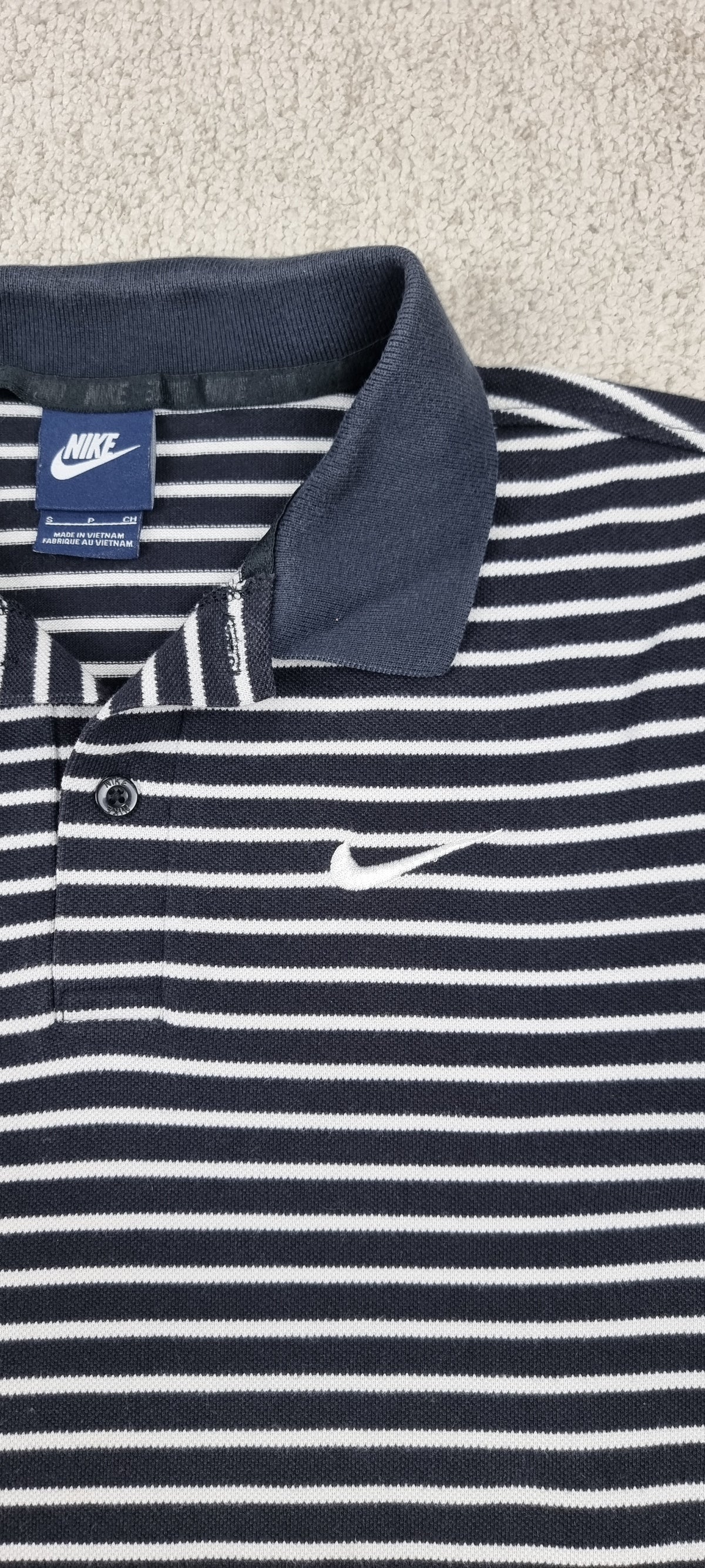 Polo Nike Sportswear de Rayas Azul Marino y Blanco – Talla XS
