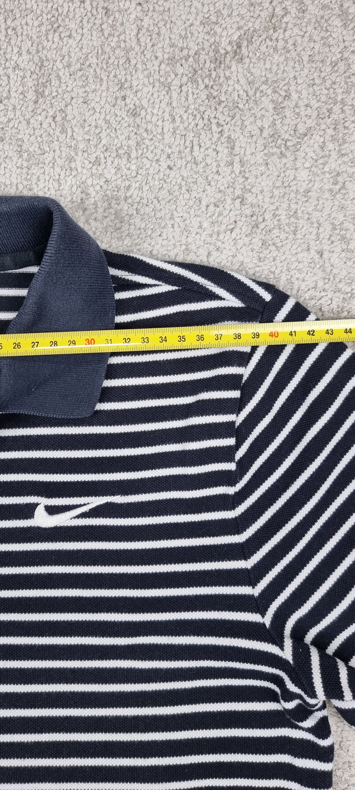 Polo Nike Sportswear de Rayas Azul Marino y Blanco – Talla XS