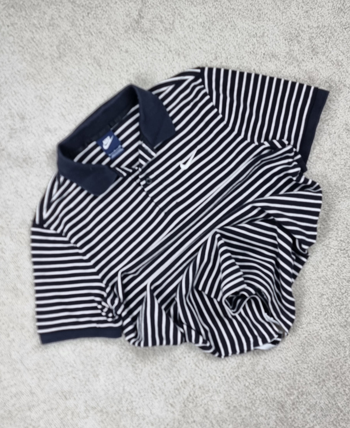 Polo Nike Sportswear de Rayas Azul Marino y Blanco – Talla XS