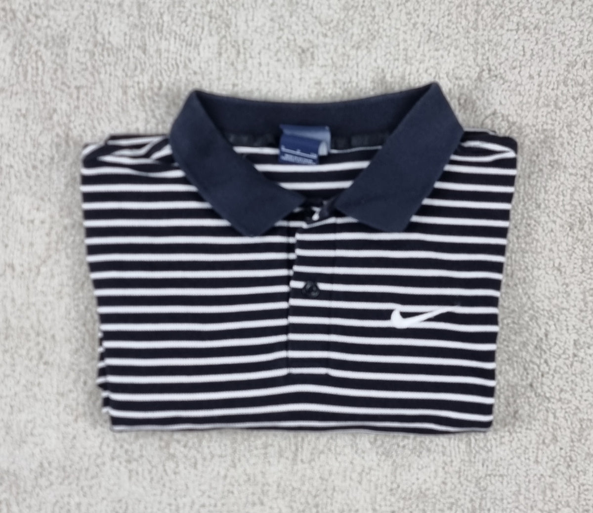 Polo Nike Sportswear de Rayas Azul Marino y Blanco – Talla XS