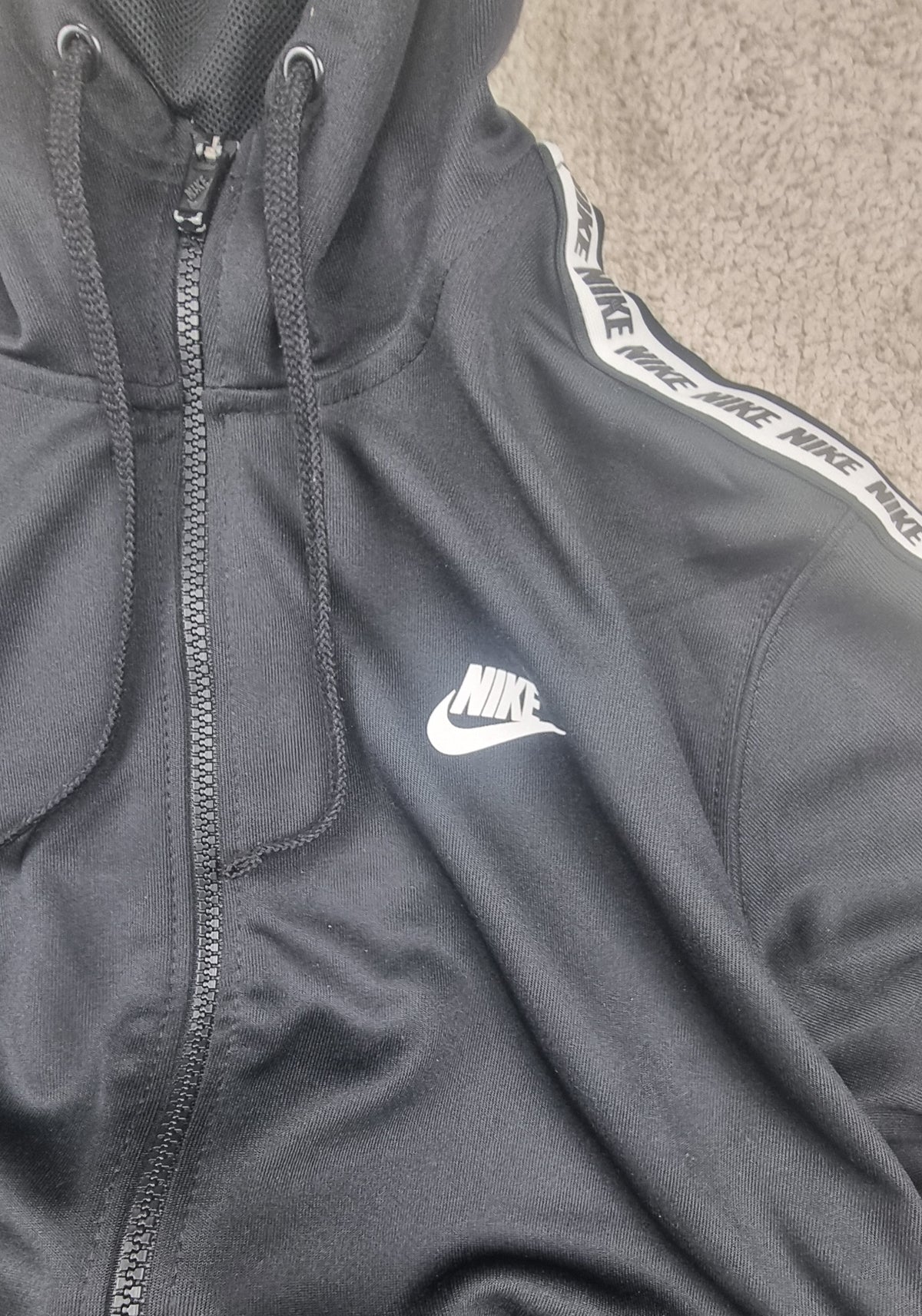 Sudadera Nike Sportswear Negra con Capucha y Logo Tape