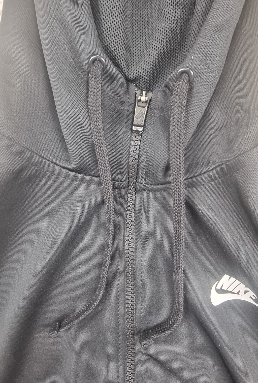 Sudadera Nike Sportswear Negra con Capucha y Logo Tape