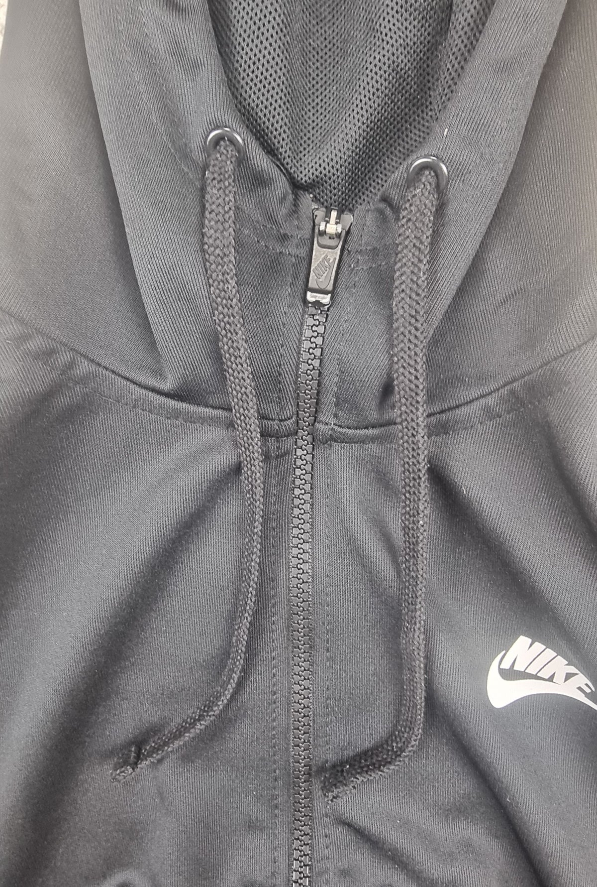 Sudadera Nike Sportswear Negra con Capucha y Logo Tape