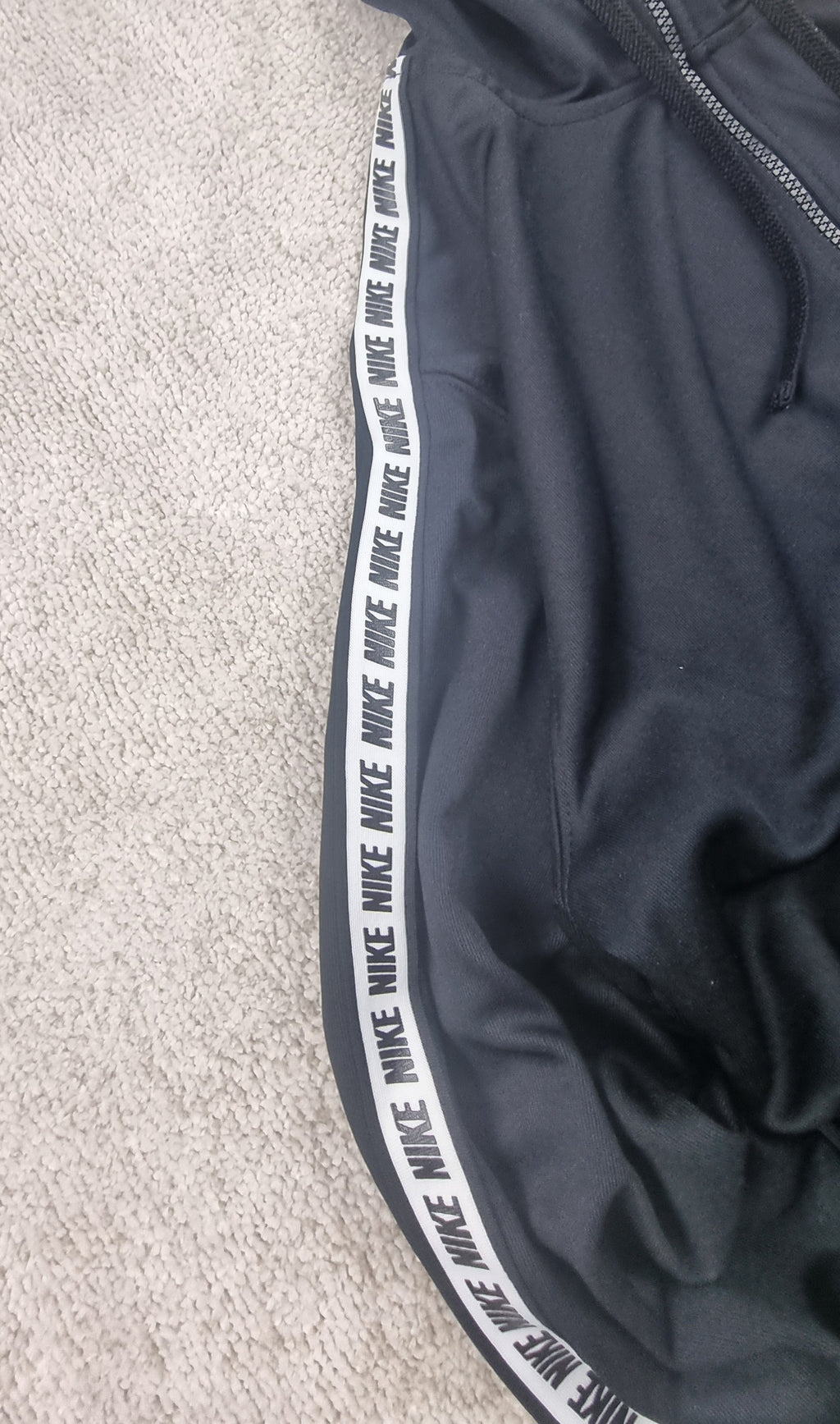 Sudadera Nike Sportswear Negra con Capucha y Logo Tape