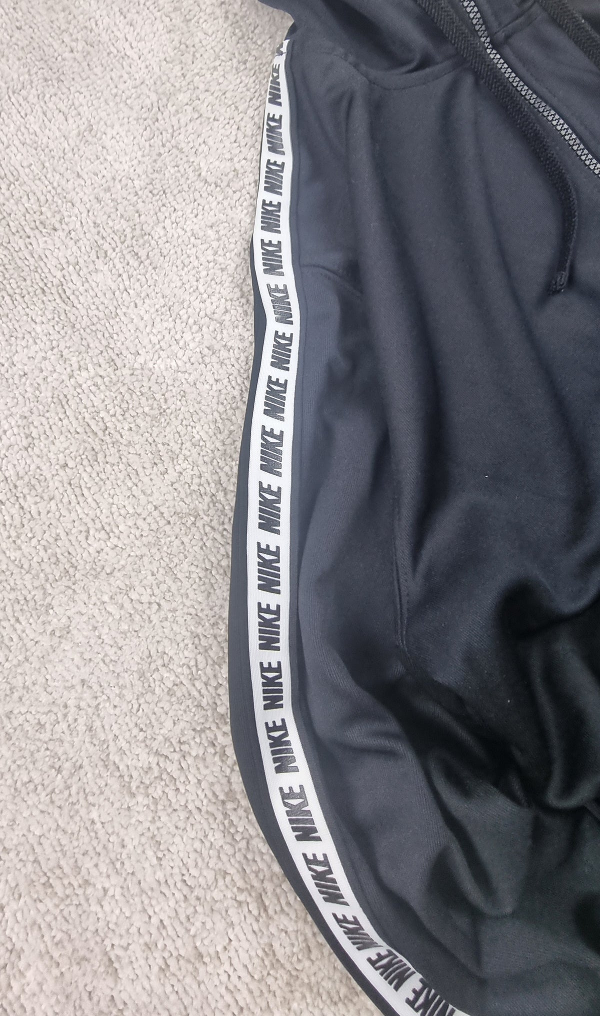 Sudadera Nike Sportswear Negra con Capucha y Logo Tape