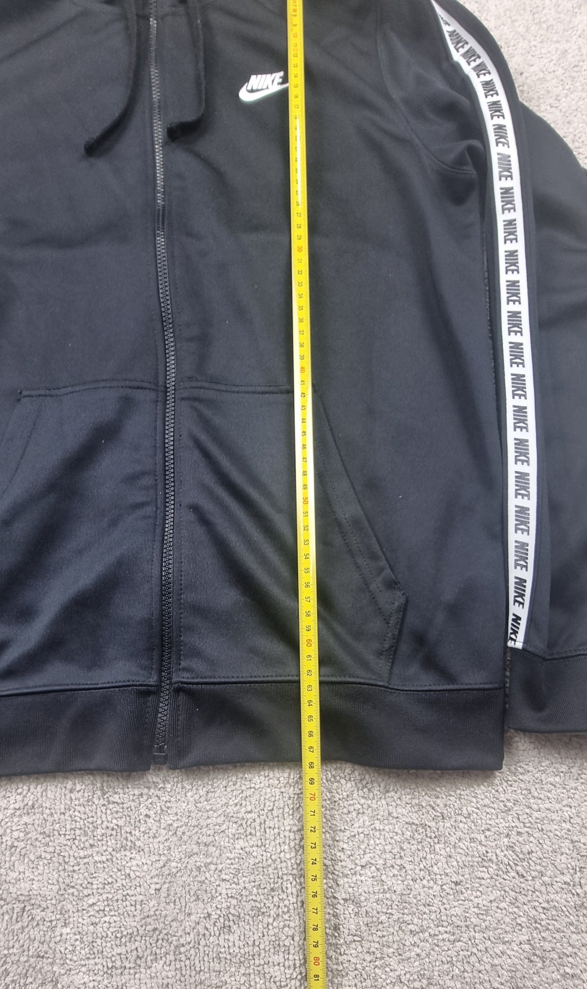 Sudadera Nike Sportswear Negra con Capucha y Logo Tape