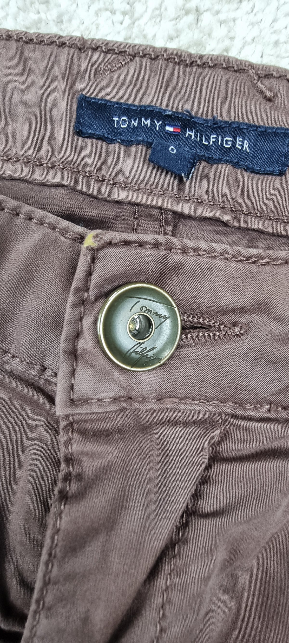 Pantalón Tommy Hilfiger Marrón Corte Recto – Talla XS