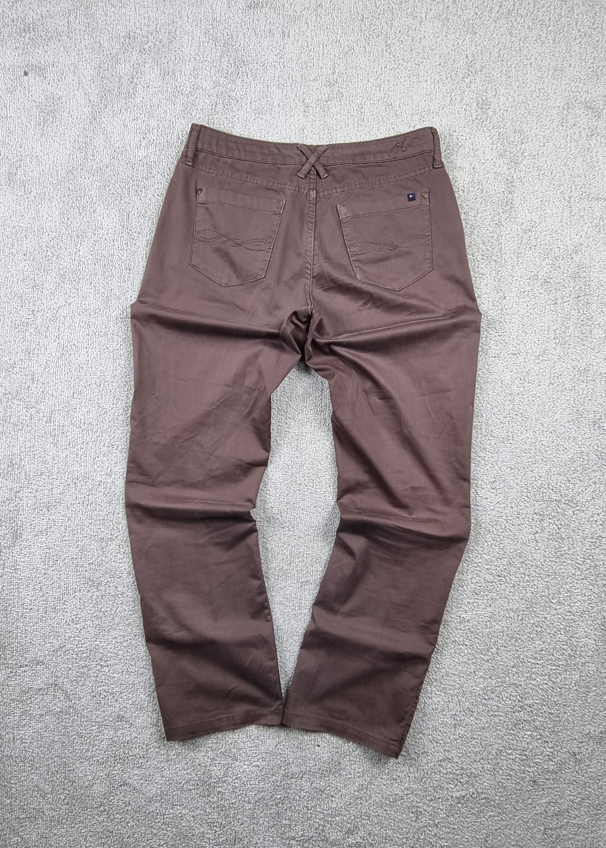 Pantalón Tommy Hilfiger Marrón Corte Recto – Talla XS