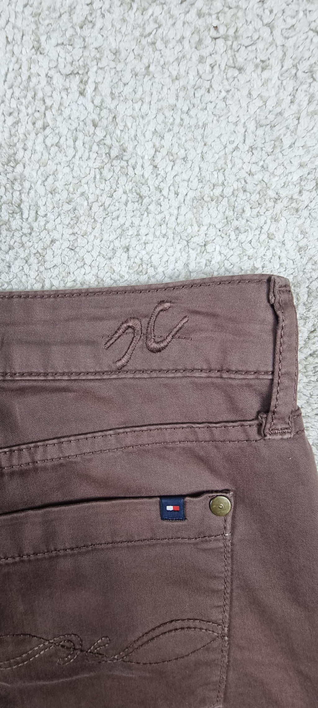 Pantalón Tommy Hilfiger Marrón Corte Recto – Talla XS