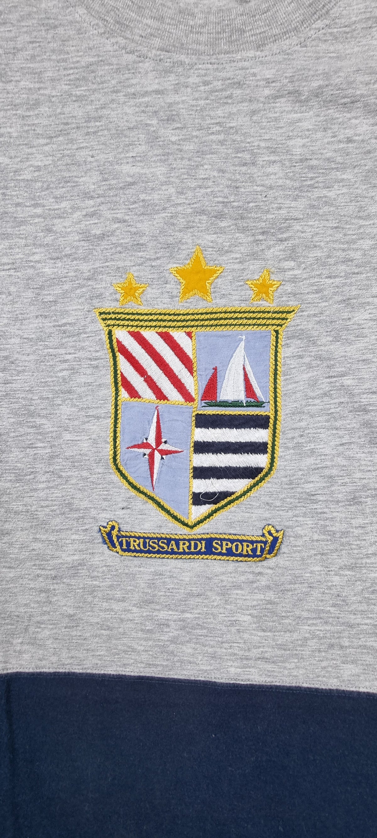 Camiseta Trussardi Sport Made in Italy Gris y Azul Marino con Escudo Bordado TALLA L