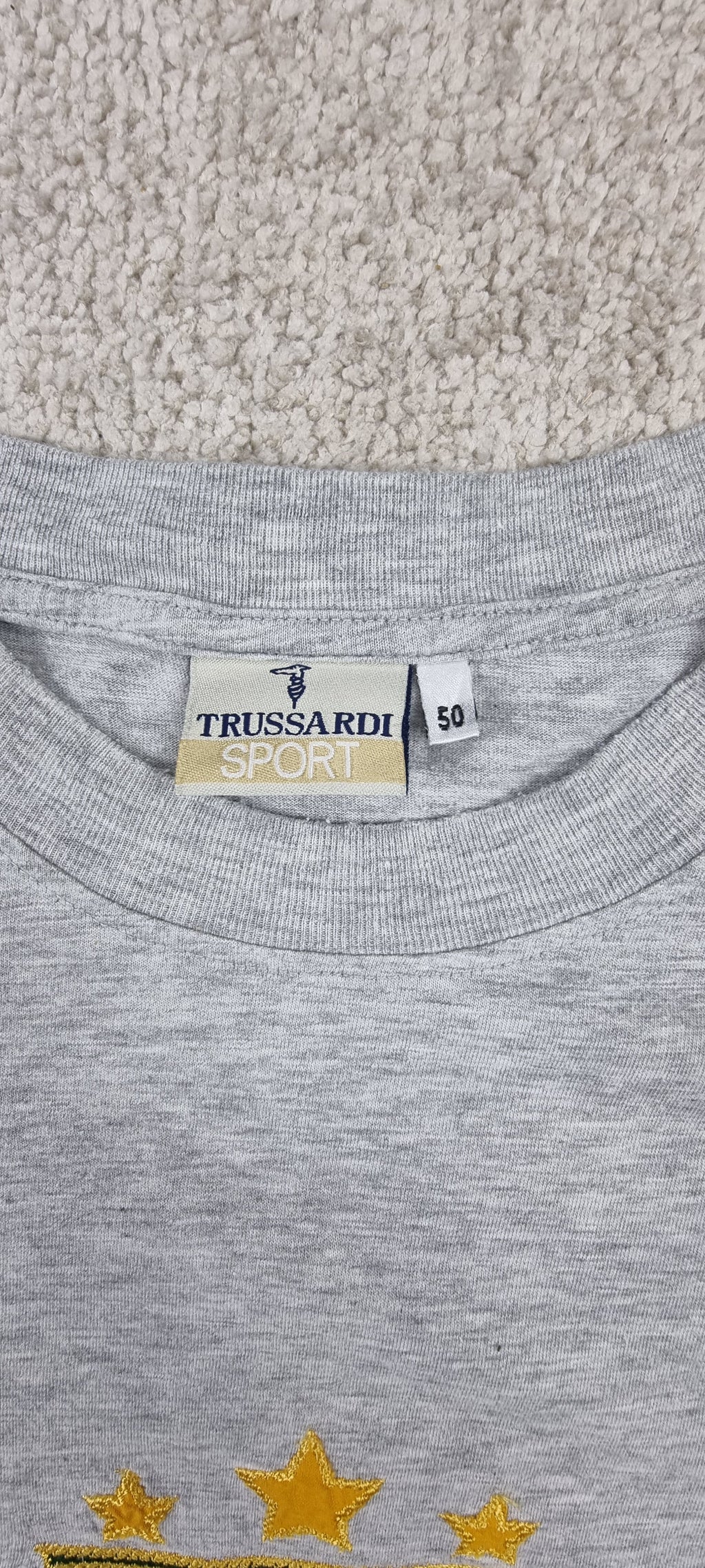 Camiseta Trussardi Sport Made in Italy Gris y Azul Marino con Escudo Bordado TALLA L