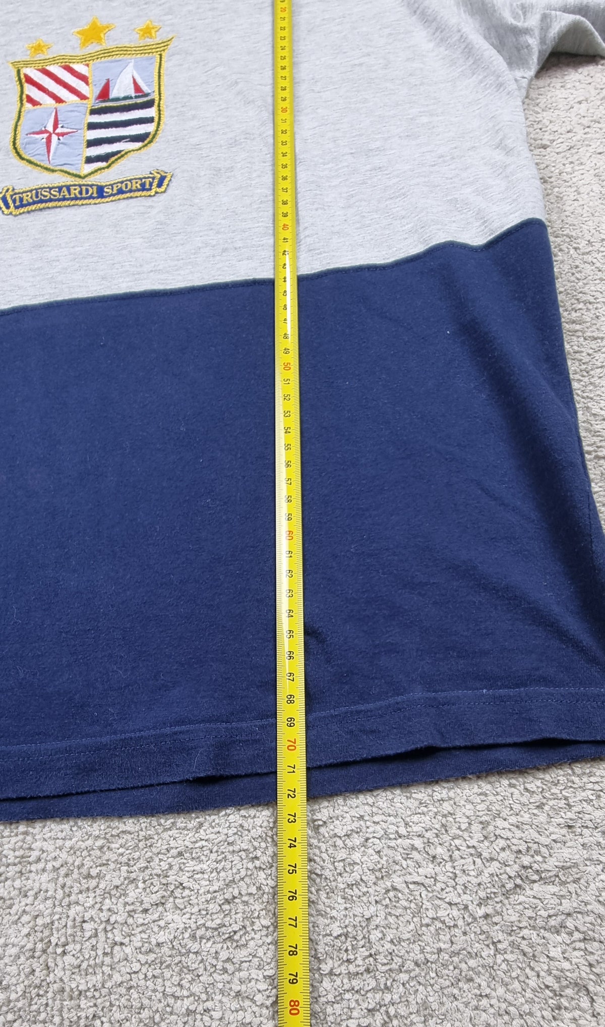 Camiseta Trussardi Sport Made in Italy Gris y Azul Marino con Escudo Bordado TALLA L