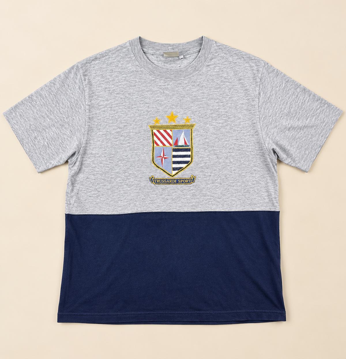 Camiseta Trussardi Sport Made in Italy Gris y Azul Marino con Escudo Bordado TALLA L